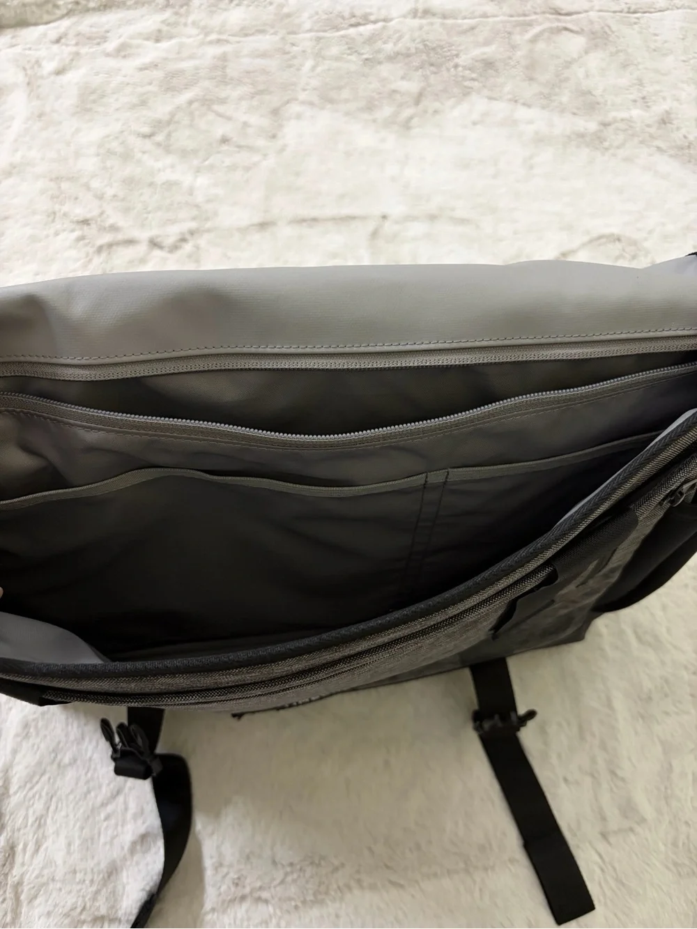 Timbuk2 Closer 15” Laptop Messenger Briefcase Gray Work Travel Bag Unisex